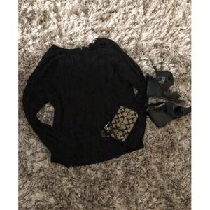 Top with small clutch and wedge shoes 👠